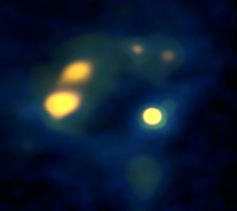 Immagine ALMA dei densi nuclei di gas molecolare nelle galassie Antenna. L’oggetto rotondo giallo, circondato da una gigantesca nube molecolare, potrebbe essere il primo esempio mai identificato di ammasso globulare “prenatale”. Crediti: K. Johnson, U.Va.; ALMA (NRAO/ESO/NAOJ)