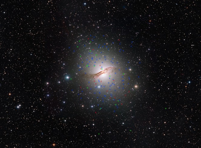 L'enorme galassia ellittica NGC 5128 (nota anche con il nome di Centauro A) è la galassia di questo tipo più vicina alla Terra, a una distanza di circa 12 milioni di anni luce. Crediti: ESO/Digitized Sky Survey. Acknowledgement: Davide de Martin