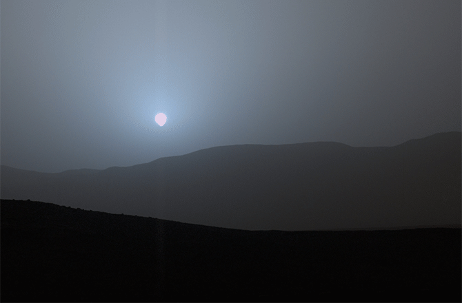 La sequenza di quattro foto è stata scattata dal rover della NASA Curiosity il 15 aprile dal cratere Gale. Crediti: NASA/JPL-Caltech/MSSS