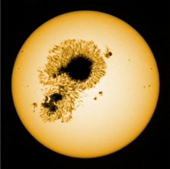 Come potrebbe apparirci una stella simile al Sole nella luce visibile. Crediti: Università di Kyoto