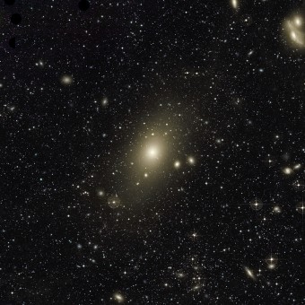 L'enorme alone che circonda la la gigantesca galassia ellittica Messier 87 appare in questa immagine. Un eccesso di luce nella parte in alto a destra di questo alone, e il movimento di nebulose planetarie nella galassia, sono gli ultimi segni rimasti di una galassia di medie dimensioni che di recente si è scontrata con Messier 87. L'immagine rivela anche molte altre galassie che formano l'ammasso della Vergine, di cui Messier 87 è la più grande. In particolare, le due galassie in alto a destra della cornice sono soprannominati "gli occhi".