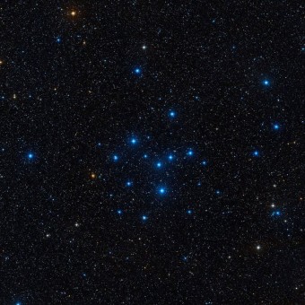 L'ammasso stellare aperto IC 4665 in una ripresa a grande campo della Digital Sky Survey. Crediti: DSS