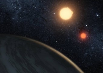 Kepler-16b, visto con gli occhi di un artista. Scoperto dal telescopio NASA Kepler, è il primo pianeta individuato nell’orbita di due stelle binarie. Crediti: NASA / JPL-Caltech / T. Pyle.