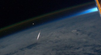 Una meteora appartenente allo sciame delle Preseidi ripresa dall'astronauta Ron Garan a bordo della Stazione Spaziale Internazionale. Crediti: NASA