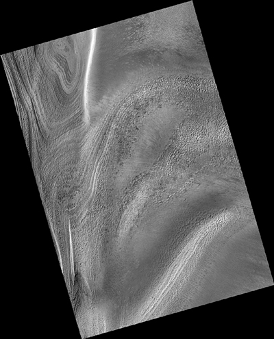 Ben evidente in questa immagine e nella successiva, una serie di ingrandimenti della regione polare meridionale di Marte, la tipica struttura a ragno dei canali scavati sulla superficie marziana. Crediti: NASA / JPL-Caltech / MSSS / Università dell’Arizona.