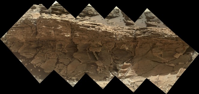 Una zona larga 40 cm circa dell’affioramento denominato “Missoula”, che ha attirato l’attenzione del team di Curiosity, è rappresentata in questo mosaico ottenuto dal rover l’1 luglio 2015. Crediti: NASA/JPL-Caltech/MSSS
