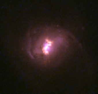 Una delle nove galassie finite nel mirino di NuSTAR, qui fotografata a colori dal telescopio spaziale Hubble.  Crediti: Hubble Legacy Archive, NASA, ESA