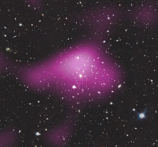 Distribuzione di materia oscura (in rosa) ottenuta con weak lensing intorno ad un ammasso di galassie osservato nelle immagini della survey KiDS