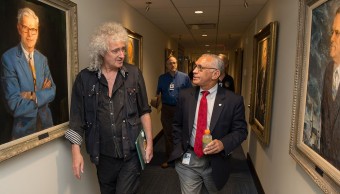 Brian May e l’amministratore delegato NASA Charlie Bolden nell’incontro organizzato in vista del suo “arruolamento” come consulente scientifico per la missione New Horizons. Crediti: NASA / Joel Kowsky.