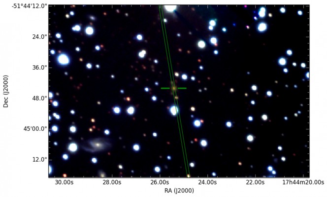La radiogalassia PKS B1740-517 ha un buco nero al centro. I getti che provengono da questo buco nero creano una potente sorgente radio che è stata rilevata da ASKAP. I segni verdi mostrano la posizione della radiogalassia. Crediti: CSIRO