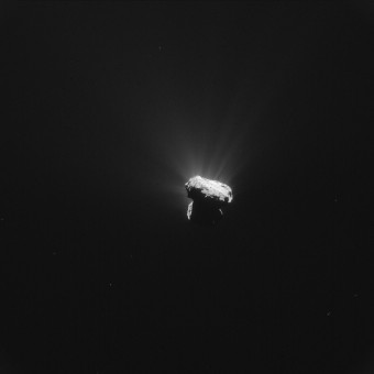 Questa immagine è stata acquisita dalla camera di navigazione NAVCAM a bordo di Rosetta alle 3:04 del 13 agosto 2015, un'ora prima dell'arrivo al perielio della cometa 67P/Churyumov-Gerasimenko. L'immagine è stata scattata a circa 327 km dalla cometa. Ha una risoluzione di 28 m/pixel, ed è stata elaborata in modo da far risaltare i dettagli dell'attività della cometa. Crediti: ESA/Rosetta/NavCam – CC BY-SA IGO 3.0