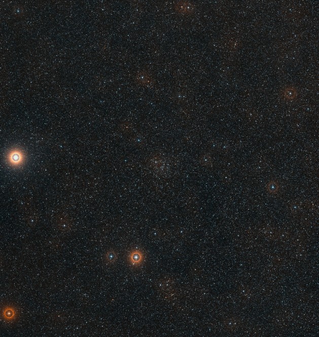 Questa panoramica del cielo intorno all'ammasso stellare IC 4651 è stata ottenuta a partire da materiale fotografico della DSS 2 (Digitized Sky Survey 2). L'ammasso è il gruppo di stelle deboli nella zona centrale dell'immagine. La stella brillante sulla sinistra è Alpha Arae, una delle stelle più brillanti della costellazione dell'Altare. Crediti: ESO/Digitized Sky Survey 2. Acknowledgement: Davide De Martin