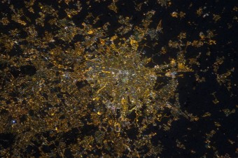  Milano ripresa dalla ISS nel 2012 dall'astronauta André Kuipers dalla ISS. Si nota una colorazione alquanto variegata dell'illuminazione stradale, indice di diversi tipi di lampade utilizzate. Crediti: NASA/ESA