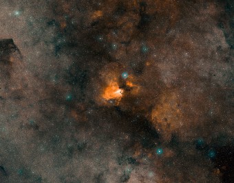Questa immagine è un composito a colori della Nebulosa Omega (M 17) ottenuta dai dati della DSS2 (Digitized Sky Survey 2). Il campo di vista è di circa 4,7 x 3,7 gradi. Crediti: ESO/Digitized Sky Survey 2. Acknowledgment: Davide De Martin.