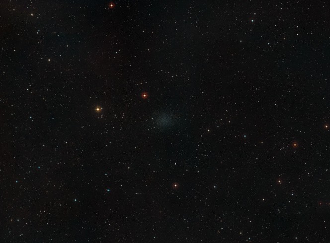 Questa immagine della zona di cielo intorno alla Galassia Nana dello Scultore è stata ottenuta a partire dai dati della DSS2 (Digitized Sky survey 2). La galassia appare come una piccola nube debole vicino al centro della fotografia. Crediti: ESO/Digitized Sky Survey 2