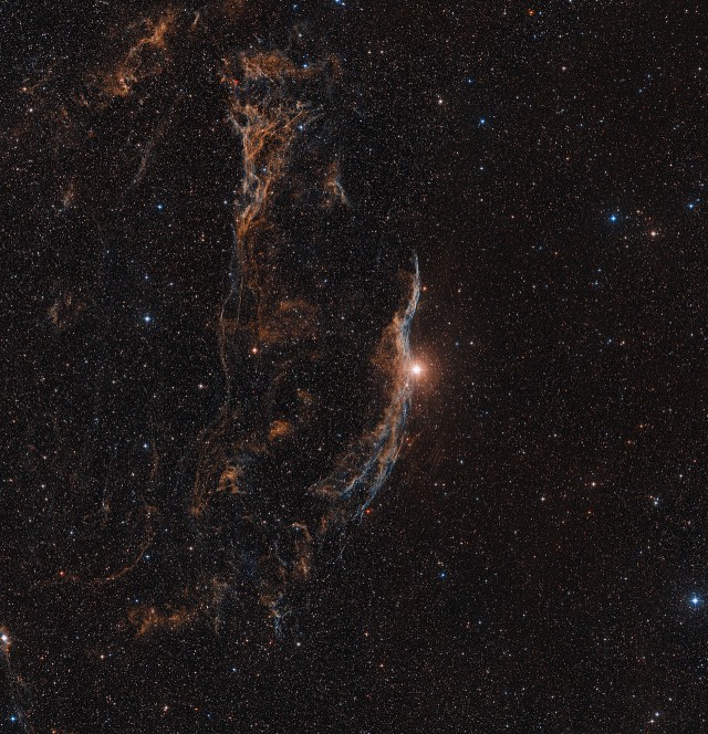 La Nebulosa Velo vista da Terra. Crediti: NASA, ESA, Digitized Sky Survey 2