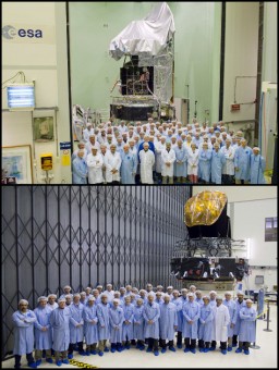 I project teams dei due telescopi spaziali (Herschel in alto, Planck in basso) fotografati nel 2008 presso lo European Space Research and Technology Centre in Olanda. Crediti: ESA/A. Le Floc’h
