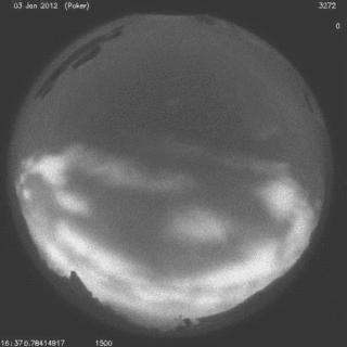 Singolo fotogramma estratto dal video della aurora pulsante ripresa il 3/1/2012 a Poker Flat, in Alaska. Le immagini terrestri sono state comparate con misure effettuate da satellite. Crediti: NASA
