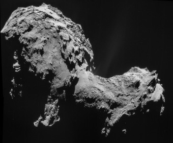 Ritratto della cometa 67P/Churyumov-Gerasimenko nel settembre 2014, ripreso dal sistema di fotocamere di Rosetta mentre la sonda si trovava a 28 km dal corpo ghiacciato. Contemporaneamente, lo spettrometro di massa ROSINA raccoglieva i dati di cui si parla nell’articolo. Crediti: ESA/Rosetta/NAVCAM