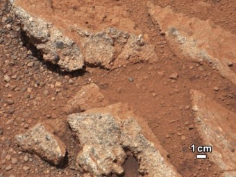 La presenza di ciottoli arrotondati su Marte è la prova della presenza di acqua nel passato del pianeta. In un recente studio, i ricercatori hanno studiato la forma dei ciottoli ricavandone l’informazioni circa la distanza da loro percorsa lungo il letto del fiume. L'analisi suggerisce un percorso di circa 50 km, ennesima prova a favore di un ampio sistema fluviale sulla superficie marziana. Crediti: NASA/JPL-Caltech/MSSS