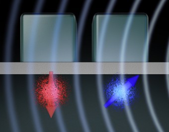 Rappresentazione artistica della porta logica a due qubit sviluppato presso l’UNSW. L’elettrone d’ognuno dei due qubit (nell’immagine, in rosso e in blu) ha uno spin, o un campo magnetico, indicato dalle frecce. Elettrodi di metallo sulla superficie sono utilizzati per manipolare i qubit, che interagiscono a formare uno stato d’entanglement quantico. Crediti: Tony Melov / UNSW