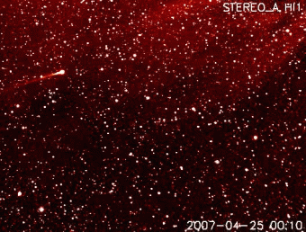 Questo video, ripreso dalla missione STEREO della NASA, mostra la cometa Encke mentre si approccia al Sole nell’aprile 2007. Crediti: NASA/STEREO
