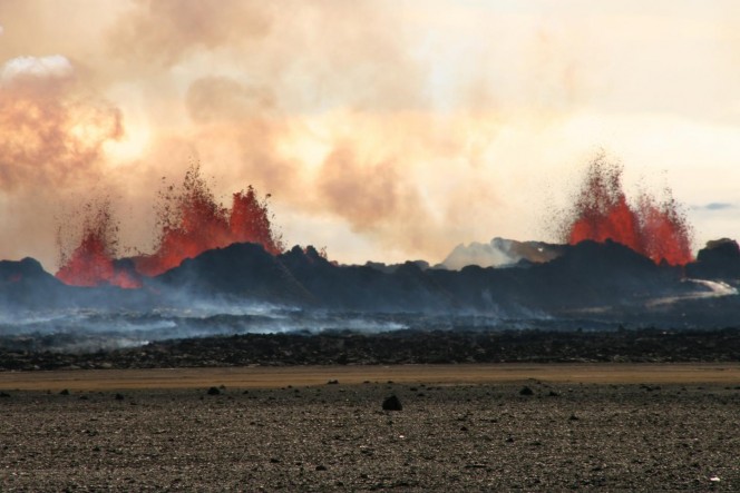 Lava fontana di sopra la fessura vulcanica di eruzione del diluvio Holuhraun di basalto in Islanda nel mese di settembre 2014, che può essere considerato come un analogo su scala ridotta per le eruzioni nelle trappole Deccan, 65 milioni di anni fa. Crediti: Michelle Parks (Università d'Islanda)