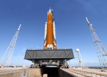 Lo Space Launch System NASA sulla piattaforma di lancio, nel rendering di progetto. Crediti: NASA / MSFC.