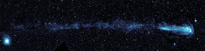 Mira A osservata nei raggi ultravioletti dall'osservatorio spaziale Galaxy Evolution Explorer (Galex) della NASA. La 'coda' è composta principalmente da idrogeno, soffiato via dagli strati esterni della stella, che si muove con una velocità alquanto elevata rispetto all'ambiente circostante: ben  500.000 km l'ora. Crediti: NASA/JPL-Caltech/C. Martin (Caltech) / M. Seibert(OCIW)