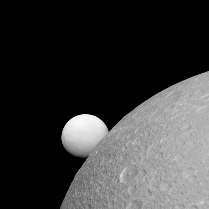 Dione in primo piano ed Encelado sullo sfondo. L'immagine è stata catturata dalla camera ad angolo stretto a bordo della sonda Cassini l'8 settembre 2015. Crediti: NASA/JPL-Caltech/Space Science Institute