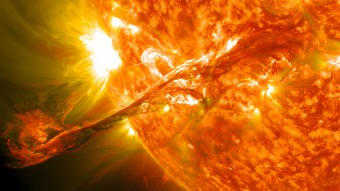 Una potente eruzione solare catturata dall'obiettivo del Solar Dynamics Observatory NASA.