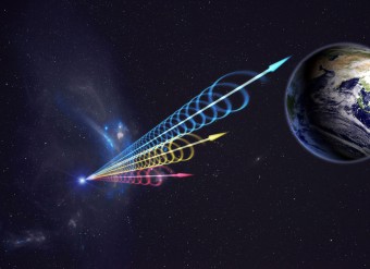 Impressione artistica di un Fast Radio Burst in viaggio verso la Terra. I colori rappresentano il fascio di luce che arriva a diverse lunghezze d’onda nella banda radio. In blu le lunghezze d’onda più corte, che arrivano svariati secondi prima di quelle in rosso, che corrispondono invece a lunghezze d’onda maggiori. Questo effetto si chiama dispersione ed è dovuto al fatto che il segnale radio passa attraverso a del plasma. Crediti: Jingchuan Yu, Planetario di Pechino