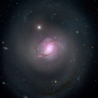 Immagine composita della galassia NGC 1068. Le osservazioni nei raggi X effettuate dal telescopio spaziale NuSTAR della NASA (in color magenta) sono sovrapposte alle riprese nella luce visibile del telescopio spaziale Hubble della NASA e della Sloan Digital Sky Survey. La radiazione nei raggi X proviene da un buco nero super-massivo (un quasar) situato nella zona centrale della galassia. Crediti: NASA/JPL-Caltech/Università Roma Tre