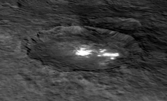 Un'immagine del cratere Occator su un modello digitale del terreno offre una vista prospettica in 3-D-simile della struttura dell’impatto. Diverse aree luminose possono essere visibili in questo cratere. La parte interna del cratere misura circa 10 chilometri di diametro e mezzo chilometro in profondità. Il crater Occator misura a circa 90 chilometri di larghezza. Image Credit: NASA/JPL-Caltech/UCLA/MPS/DLR/IDA 