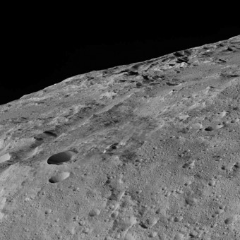 Nell’immagine, raccolta dalla sonda Dawn della NASA il 10 dicembre scorso, una zona alle medie latitudini sud del pianeta nano Cerere, nei dintorni della regione denominata Gerber Catena. Molte delle depressioni e scanalature presenti su Cerere si sono probabilmente formate a seguito di impatti, ma alcuni sembrano avere origine tettonica. Al momento dell’acquisizione di questa immagine, la sonda Dawn si trovava sulla sua orbita di bassa quota, a una distanza approssimativa da Cerere di 385 km. Crediti: NASA/JPL-Caltech/UCLA/MPS/DLR/IDA