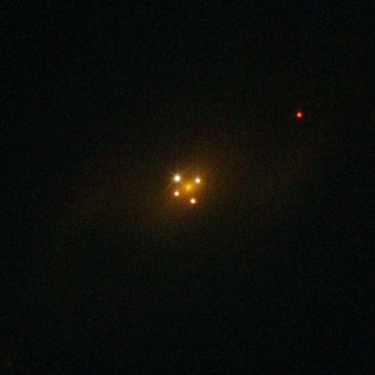 Il quasar Q2237-0305, anche noto come 'Croce di Einstein' ripreso dal telescopio spaziale Hubble. Crediti: ESA/Hubble & NASA 