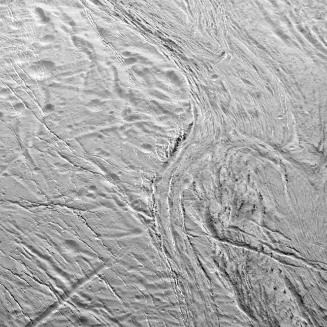 I solchi quasi paralleli e i crinali della zona Samarkand Sulci su Encelado. Crediti: NASA / JPL-Caltech / Space Science Institute