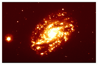 Immagine animata della supernova 1996al osservata in prossimità del massimo, e quando aveva una fase di 2177 giorni (ed era circa mille volte più debole). L'immagine è stata ottenuta con lo strumento FORS2 con filtro H-Alfa installato al telescopio VLT dell'ESO. (Clicca sull'immagine per vedere l'animazione)