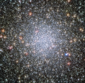 L’ammasso globulare 47 Tucanae visto dal Telescopio Spaziale Hubble. L’ammasso globulare si trova nella costellazione del Tucano, è situato a 15 mila anni luce da noi ed è uno degli ammassi stellari più ricchi della Via Lattea. Ha un diametro di 120 anni luce e contiene circa un milione di stelle, con masse tipiche inferiori a quella del Sole. (Crediti: NASA, ESA, and the Hubble Heritage (STScI/AURA)-ESA/Hubble Collaboration)