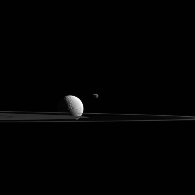 Nell’immagine le lune di Saturno Giano e Teti riprese dalla camera ad angolo stretto a bordo della sonda Cassini della NASA il 27 ottobre 2015. Crediti: NASA/JPL-Caltech/Space Science Institute