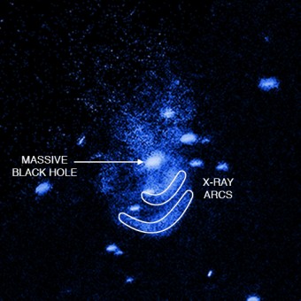 Nell’immagine un ingrandimento dei dati raccolti dal telescopio a raggi X Chandra dalla galassia NGC 5195. I due archi sono evidenziati con un contorno bianco. Crediti: NASA/CXC/Univ of Texas/E.Schlegel et al.