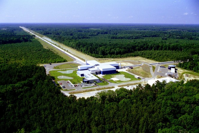 Veduta aerea di LIGO (Laser Interferometer Gravitational-Wave Observatory). Lo strumento è dotato di due ricevitori negli Stati Uniti, uno a Livingston, Louisiana, e l'altro a Hanford, Washington.