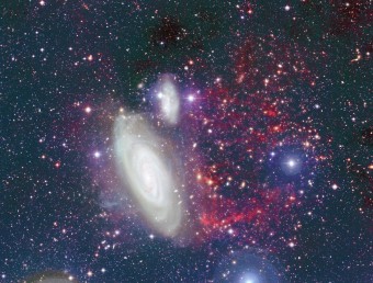 La galassia in primo piano è NGC 4569, una galassia a spirale che si trova all’interno dell’ammasso della Vergine. I filamenti rossi sulla destra dell’immagine corrispondono all’idrogeno gassoso rilasciato dalla galassia. La scia contiene circa il 95% del gas di cui la galassia ha bisogno per alimentare la formazione di nuove stelle. Crediti: CFHT/Coelum