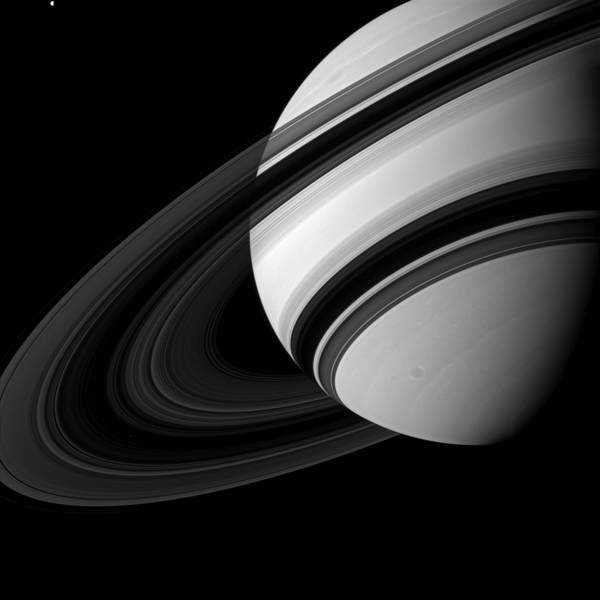 In alto a sinistra vedete la luna Teti, uno dei satelliti naturali di Saturno. Piccolo, molto piccolo in confronto al pianeta e ai suoi anelli. Foto scattata dalla wide-angle camera di Cassini il 19 agosto 2012. Crediti: NASA/JPL-Caltech/Space Science Institute