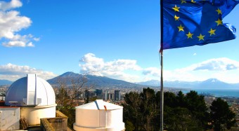 cupola orientale e sullo sfondo il Vesuvio innevato