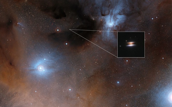 L'immagine principale mostra una parte della regione Rho Ophiuchi mentre l'inserto una veduta infrarossa, molto ingrandita, del "Disco Volante" ottenuta dal telescopio spaziale Hubble della NASA/ESA. Crediti: Digitized Sky Survey 2/NASA/ESA