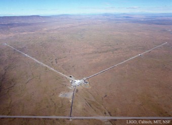Una visione aerea dell'osservatorio per onde gravitazionali LIGO. Credti: LIGO, Caltech, MIT, NSF