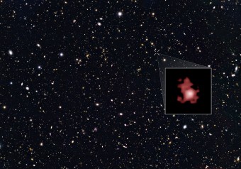 Questa immagine mostra GN-Z11 (nell’inserto): la galassia più distante scoperta fino ad ora. La scoperta è stata realizzata grazie alla Wide Field Camera 3 a bordo del telescopio spaziale Hubble di NASA ed ESA, e ha permesso di datare l’epoca in cui si trova la galassia, ovvero quando l’Universo aveva appena 400 milioni di anni. Crediti: NASA, ESA, e P. Oesch (Yale University)