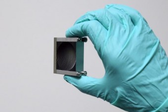 Una lente per il terahertz. Per realizzarla, i ricercatori hanno utilizzato una serie di lastre impilate. Una tecnica che potrebbe costituire la base per nuovi dispositivi. Crediti: Mittleman Lab / Brown University