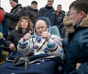 Scott Kelly esce dalla capsula con i pollici alzati. Crediti: NASA